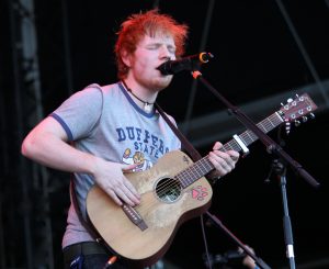 Ed Sheeran con chitarra acustica